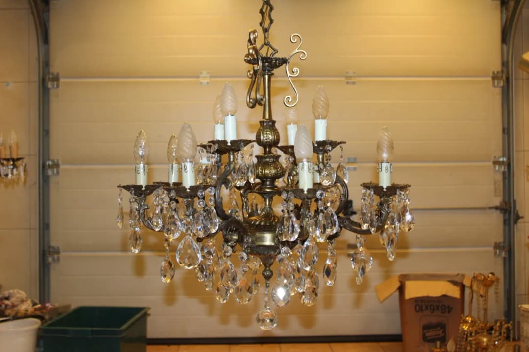 Śmieszne dowcipy o kryształowym żyrandolu, które rozbawią każdego