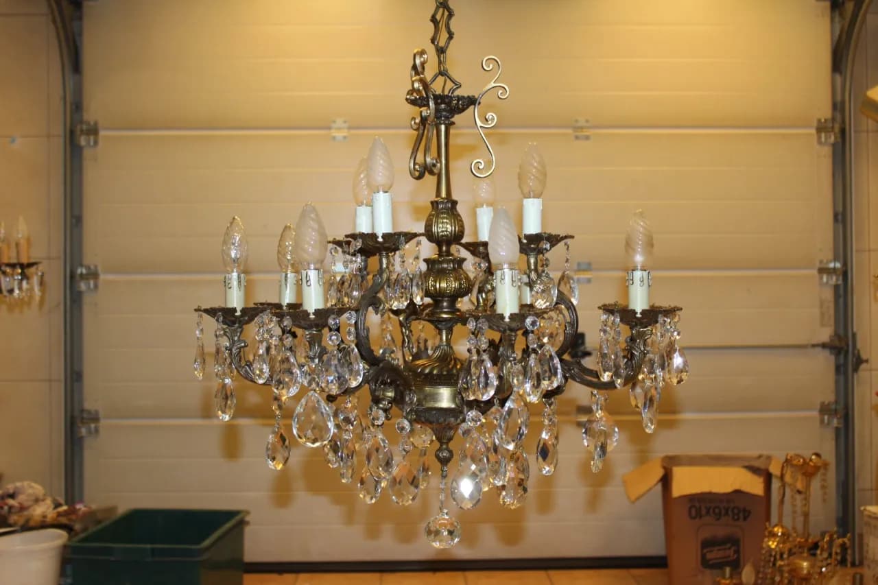 Śmieszne dowcipy o kryształowym żyrandolu, które rozbawią każdego