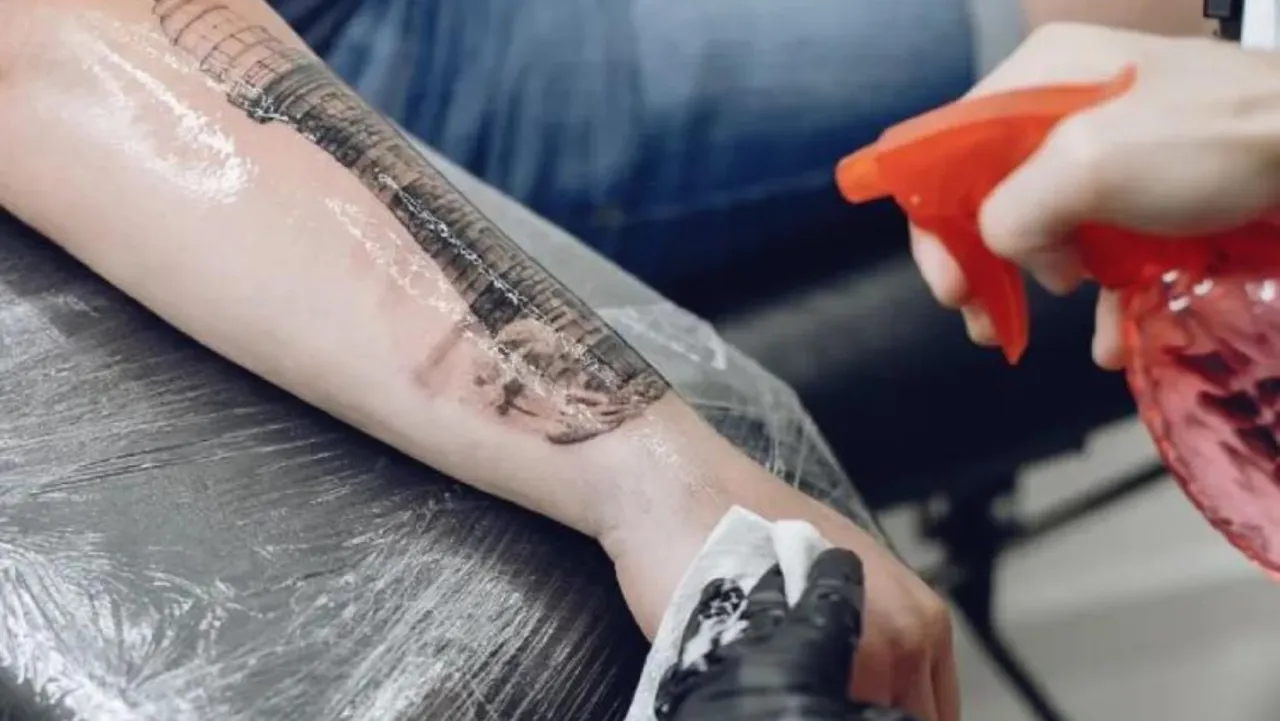 Jak postępować z tatuażem, aby uniknąć infekcji i blaknięcia kolorów